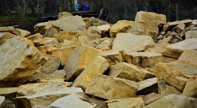 Osmanlı saraylarının başrolü, tarihi binaların vazgeçilmezi: Kandıra taşı