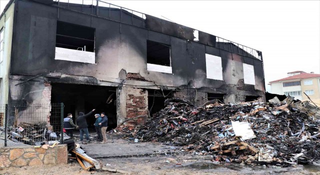 Oto yedek parça deposunda çıkan yangının hasarı gündüz ortaya çıktı