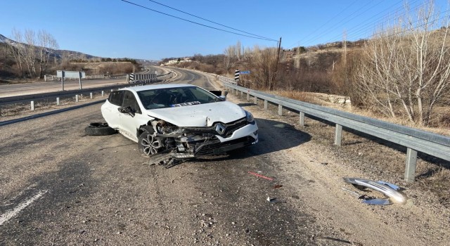 Otomobil çöp bidonuna çarptı:3 yaralı