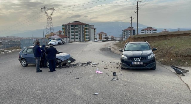 Otomobil ile cip çarpıştı: 3 yaralı