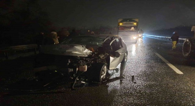 Otomobil ile iş makinesinin karıştığı trafik kazasında 3 kişi yaralandı
