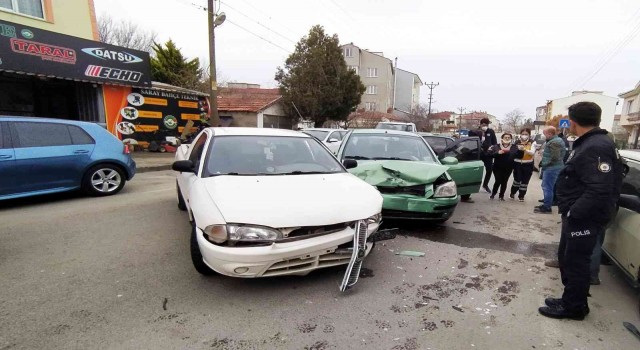 Otomobil ile kamyonet çarpıştı: 3 yaralı