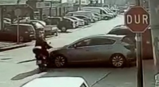 Otomobil ile motosikletin kazası kamerada