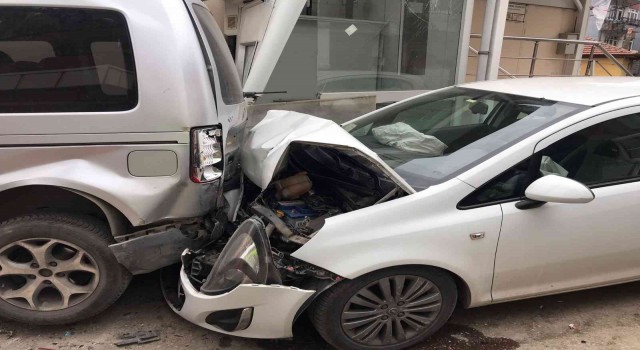 Otomobil park halindeki hafif ticari araca çarptı: 4 yaralı