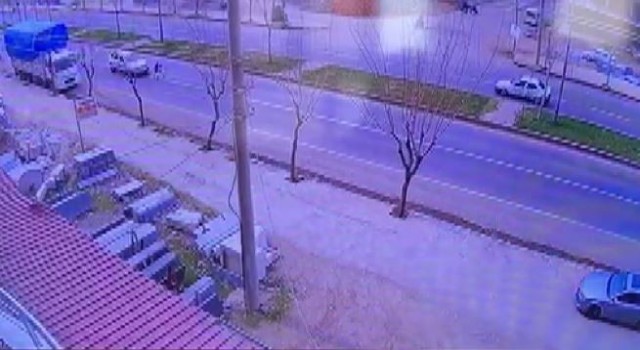 Otomobilin çocuklara çarptığı kaza güvenlik kamerasında