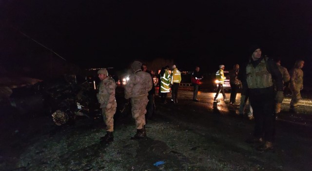Otomobille işçileri taşıyan minibüs çarpıştı: 15 yaralı