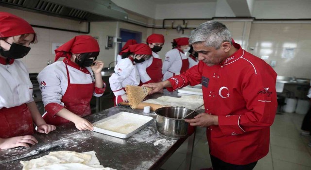 (Özel) Geleceğin kadın baklava ustaları yetişiyor