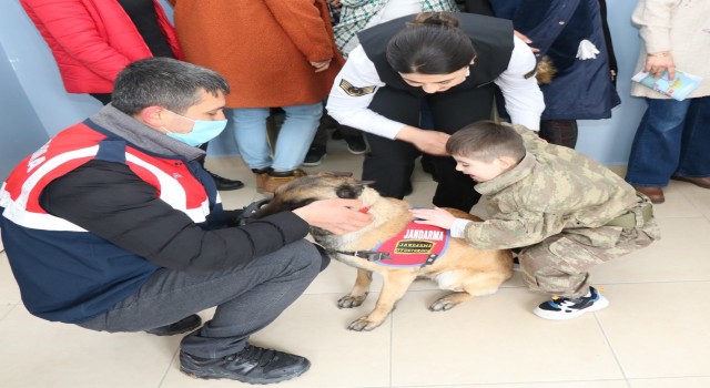 Özel gereksinimli çocuklar jandarma narkotik köpeği Tobiki çok sevdiler