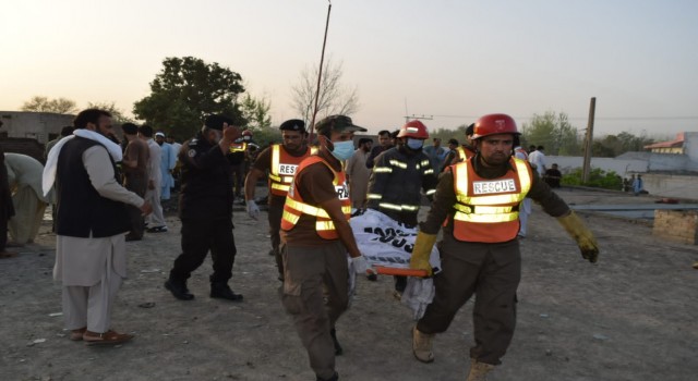 Pakistanda askeri uçak düştü: 2 ölü