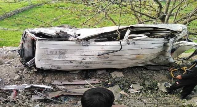 Pakistanda yolcu minibüsü devrildi: 10 ölü