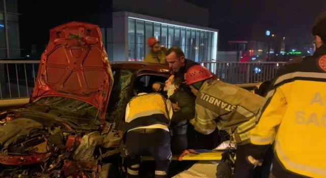Pendikte iki araç kafa kafaya çarpıştı: 1 yaralı