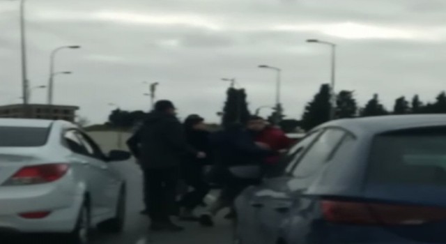 Pendikte yol verme kavgasında yumruklar, tekmeler havada uçuştu