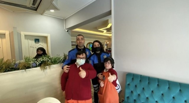 Polis ekiplerinden down sendromlu çocuklara anlamlı ziyaret