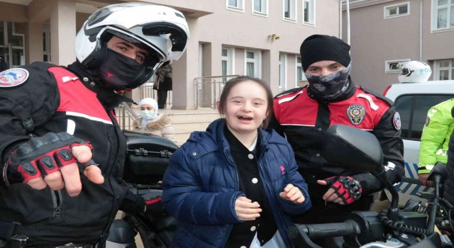 Polis ekipleriyle bir araya gelen özel öğrencilerin mutlulukları gözlerinden okundu