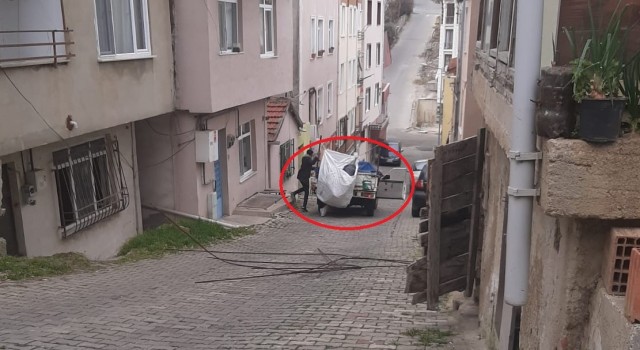 Polis gibi hırsızları kovaladı: Kıstırılan hırsızlar, çareyi çaldıkları malı bırakmakta buldu