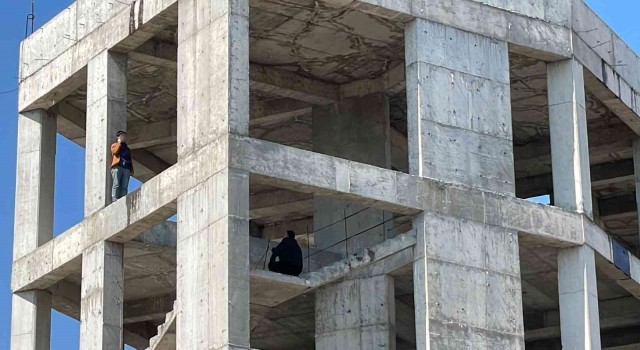 Polisin iknası, genci aşağıya indirdi