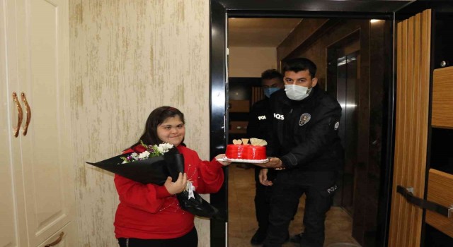 Polislerden down sendromlu Büşraya sürpriz
