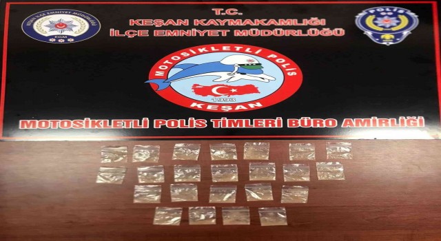 Polisten kaçan şahsın üzerinden paket paket uyuşturucu çıktı