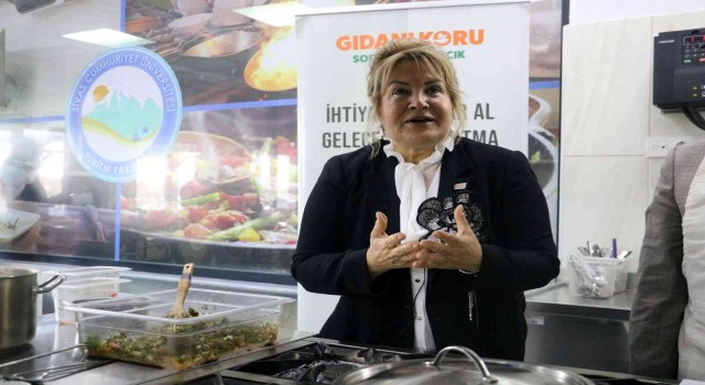 Protokol bu kez yemek pişirmek için kolları sıvadı