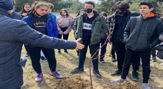 Radikal Okulları öğrencileri Dünya Su Gününde fidan dikti