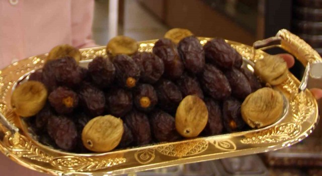 Ramazan ayının sembol ürünlerinden hurma, tezgahlarda yerini aldı