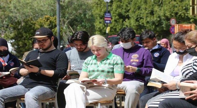 Rektör Özkan, öğrencilerle kitap okuma etkinliğinde buluştu
