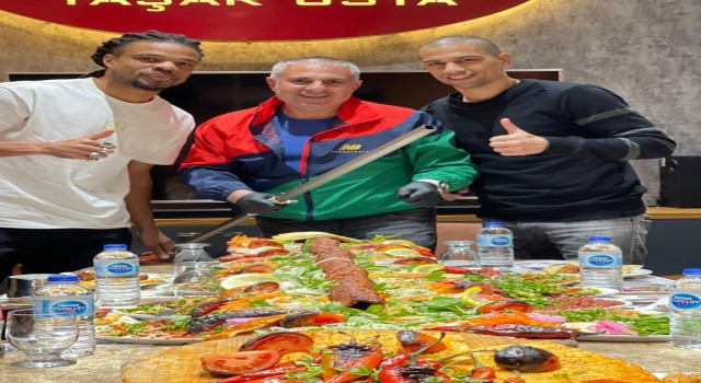 Remy ve Gökhan İnlerin kebap keyfi