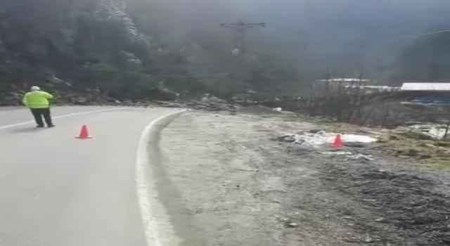 Rizede heyelan Ayder Yaylasının yolunu ulaşıma kapattı