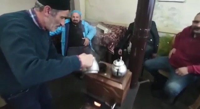Rizeli çay ocağı işletmecisinin tüp pahalılığına karşı bulduğu yöntem görenleri güldürdü