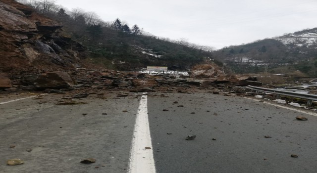 Rizenin Hemşin ilçesinde meydana gelen heyelan nedeniyle karayolu 2 saat ulaşıma kapandı