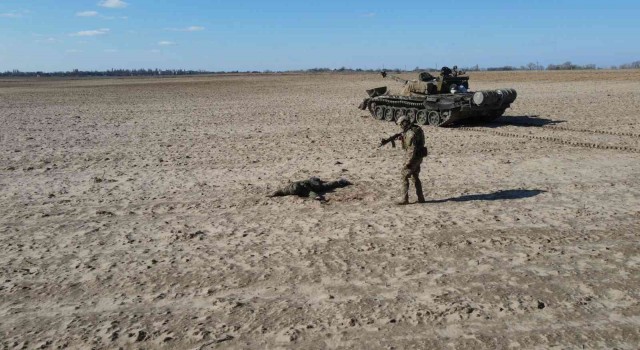 Rus askeri para ödülü karşılığında tankıyla beraber Ukraynaya teslim oldu