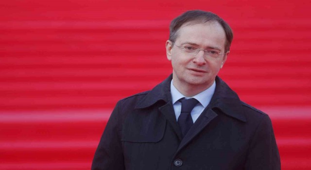 Rus müzakere heyetinin başkanı Medinskiy: “Kiev ve Çernihivde gerilimi düşürme kararı ateşkes anlamına gelmiyor”