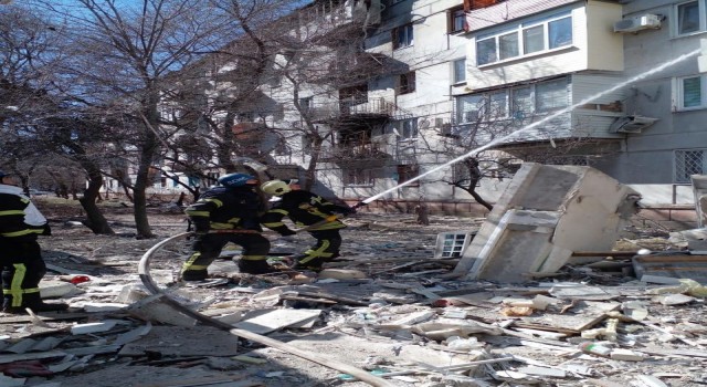 Rus ordusu Luhanskta yerleşim bölgesini vurdu: 1 ölü