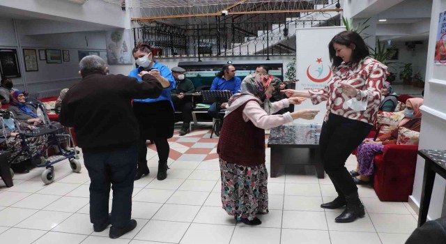 Sağlıkçılardan huzurevi sakinlerine önce aşı, sonra müzikli eğlence