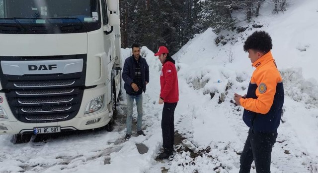 Sahara Geçidinde mahsur kalan sürücülerinin yardımı Kızılay ekipleri koştu