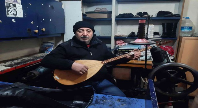Sahnelerde solist, dükkânında ayakkabı tamircisi