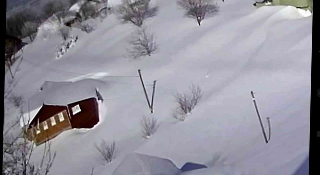 Sakaryada kar kalınlığı 3 metreyi buldu, evler kara gömüldü