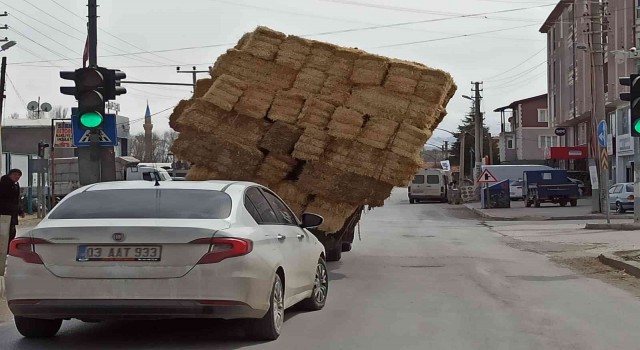 Saman yüklü kamyonet sürücülerin hayatını hiçe saydı