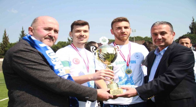 Şampiyon Kuyucakspora kupasını Başkan Ertürk verdi