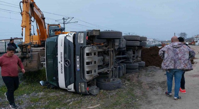Samsunda toprak döken hafriyat kamyonu devrildi: 1 yaralı