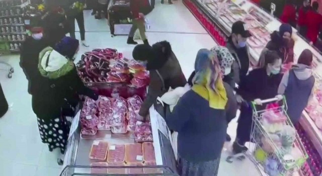 Sancaktepede kaşla göz arasındaki 10 bin liralık telefon hırsızlığı kamerada