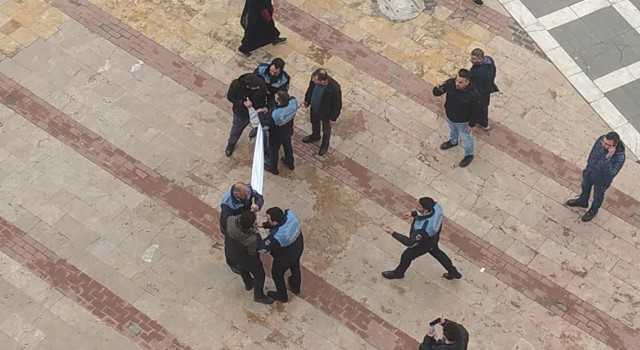 Şanlıurfada izinsiz göstericilerle zabıta arasında gerginlik