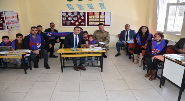 Sason Kaymakam Mete, öğrencilere mont ve atkı hediye etti