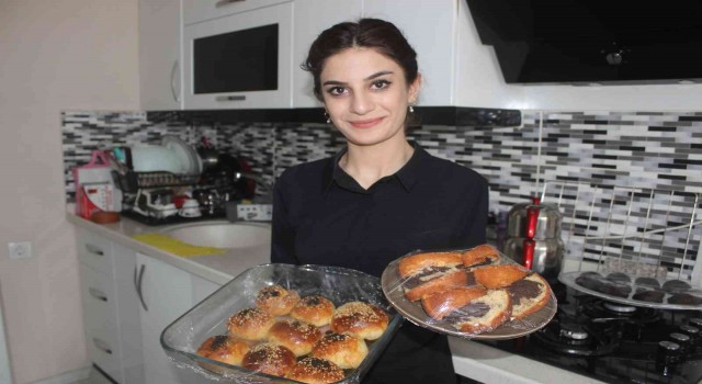 Sattığı yiyeceklerin parasıyla hayvanlara mama alıyor
