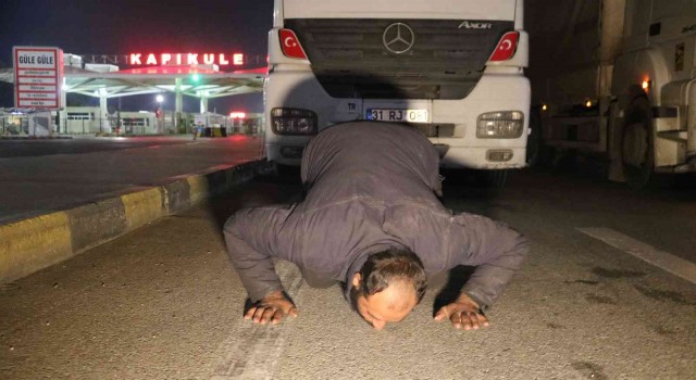 Savaş mağduru tır şoförü, Türkiyeye gelir gelmez toprağı öptü, diz çöküp dua etti