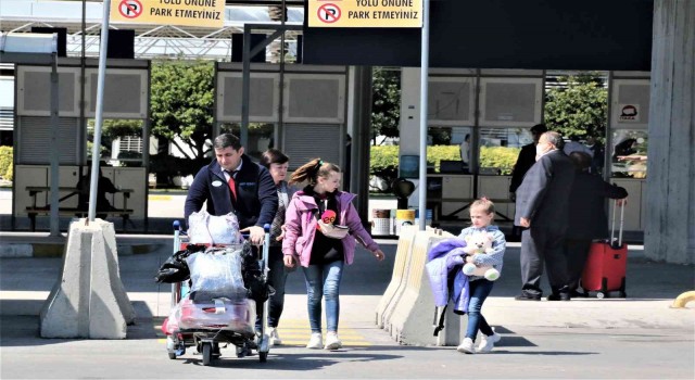 Savaştan kurtardığı oyuncak ayıcığını bir an olsun elinden bırakmadı