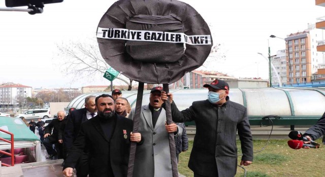 Şehit ve gazi ailelerinden Türk Tabipleri Birliğine siyah çelenk