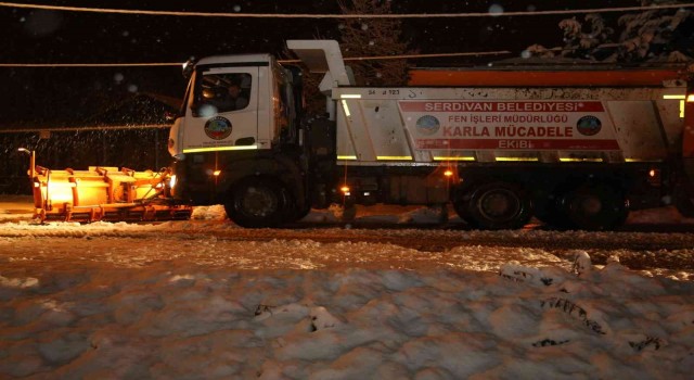 Serdivan Belediyesinden hafta sonunda kar mesaisi