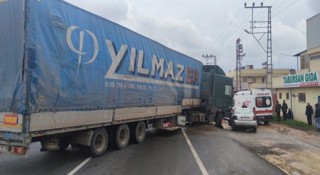 Şerit değiştiren tır otomobile çarptı: 1 yaralı