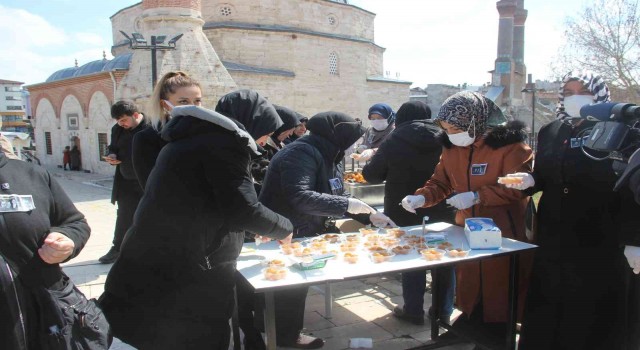 Sevenleri Yazıcıoğlu için lokma dağıttı